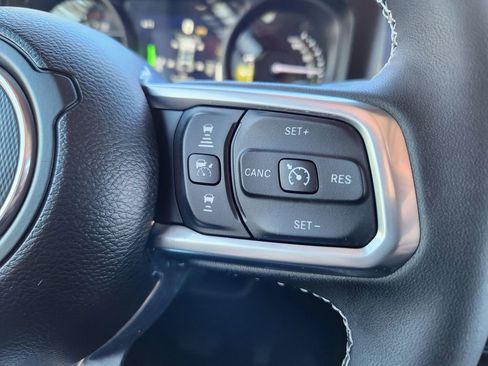 Used 2025 Jeep Wrangler Unlimited Sahara AWD/4WD image 16