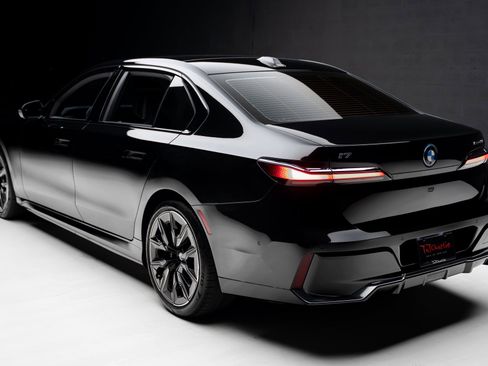 Used 2024 BMW i7 eDrive50 w/ M Sport Package image 22