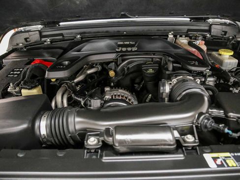 Used 2018 Jeep Wrangler Unlimited Sahara AWD/4WD image 30