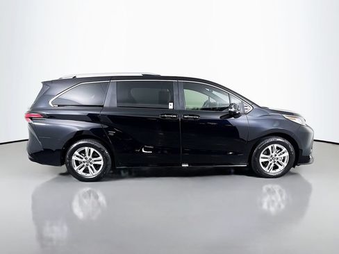 Used 2026 Toyota Sienna Limited FWD image 4
