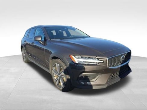Used 2025 Volvo V60 B5 Cross Country Plus image 2