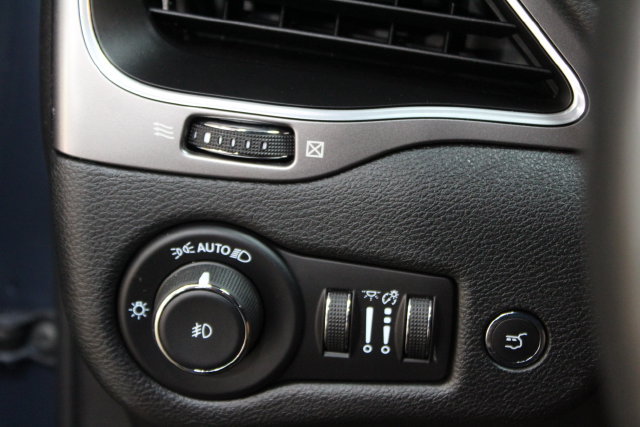 Used 2022 Jeep Cherokee Latitude w/ Comfort Safety Group AWD/4WD image 15