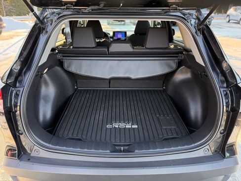 Used 2023 Toyota Corolla Cross LE w/ Moonroof Package image 5