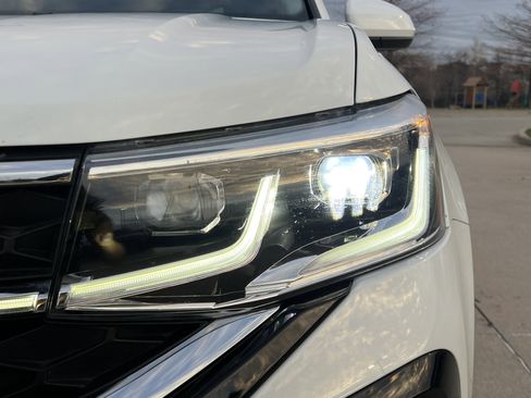 Certified 2022 Volkswagen Taos SEL image 6