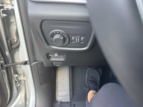 Used 2023 Jeep Grand Cherokee Laredo image 30