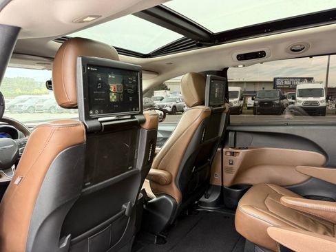 Used 2017 Chrysler Pacifica Limited image 19