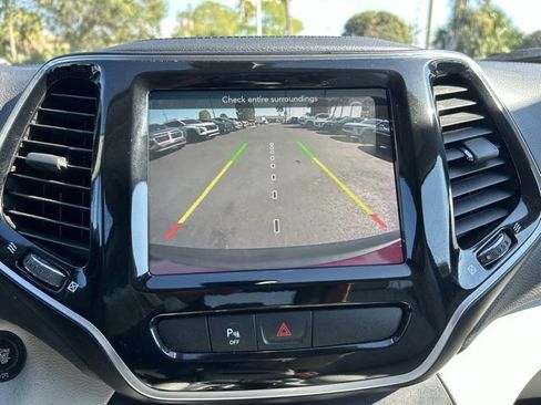 Used 2020 Jeep Cherokee Limited image 24