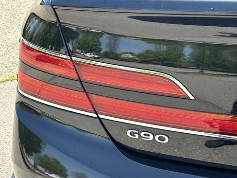 Used 2021 Genesis G90 3.3T Premium RWD image 13