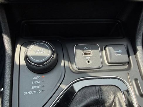 Certified 2023 Jeep Cherokee Altitude Lux w/ Lux Elite Package AWD/4WD image 24