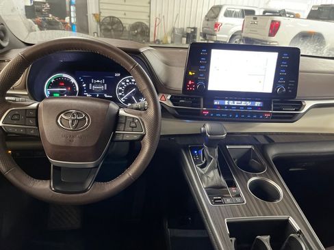 Certified 2023 Toyota Sienna Platinum image 12