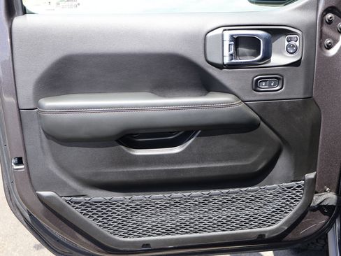 Used 2025 Jeep Wrangler Unlimited Sahara AWD/4WD image 9