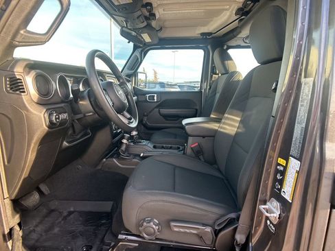 Used 2021 Jeep Gladiator Sport image 3
