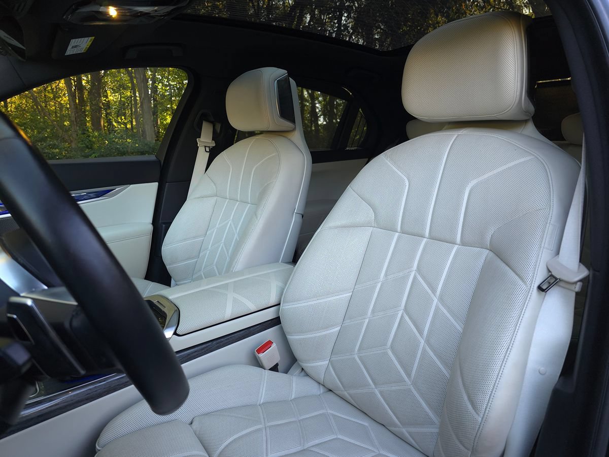 Used 2024 BMW 760i xDrive w/ Premium Package 2 AWD/4WD image 14