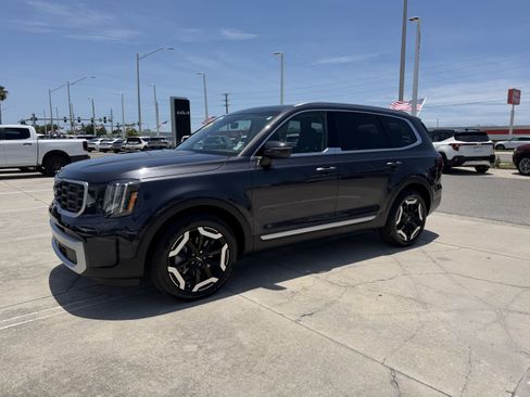 Certified 2025 Kia Telluride S FWD image 8