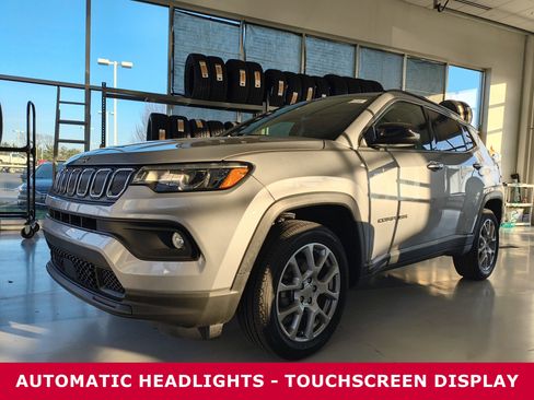 Used 2022 Jeep Compass Latitude image 2