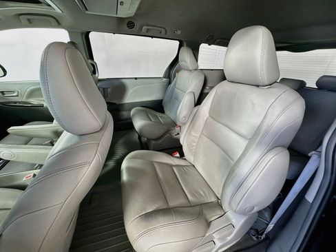 Used 2018 Toyota Sienna XLE Premium w/ Outdoor Package AWD/4WD image 18