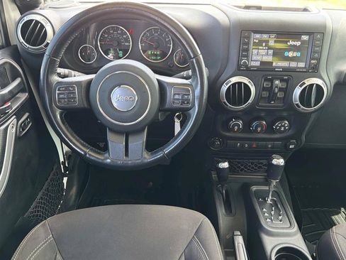 Used 2017 Jeep Wrangler Unlimited Sahara w/ Connectivity Group AWD/4WD image 15