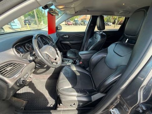 Used 2019 Jeep Cherokee Latitude Plus w/ Cold Weather Group AWD/4WD image 18