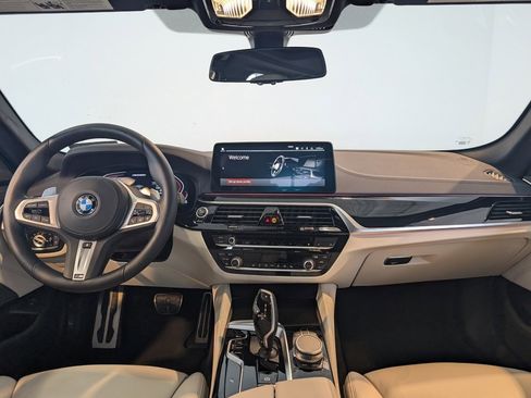Used 2021 BMW M550i xDrive w/ Dynamic Handling Package image 15