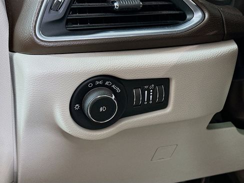 Used 2019 Chrysler Pacifica Touring-L Plus image 10