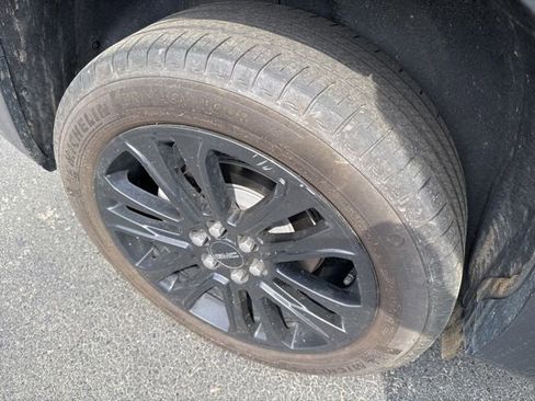 Used 2023 GMC Acadia SLT w/ Elevation Edition image 16