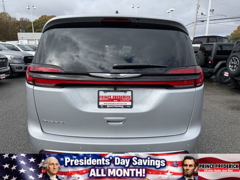 New 2026 Chrysler Pacifica Select image 4