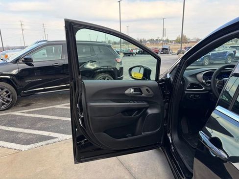 Used 2025 Chrysler Pacifica Select image 10