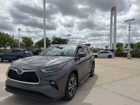 Used 2021 Toyota Highlander XLE image 1