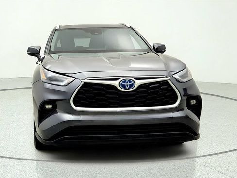 Used 2024 Toyota Highlander XLE AWD/4WD image 2