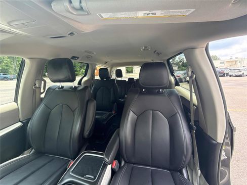 Used 2023 Chrysler Pacifica Touring-L FWD image 26