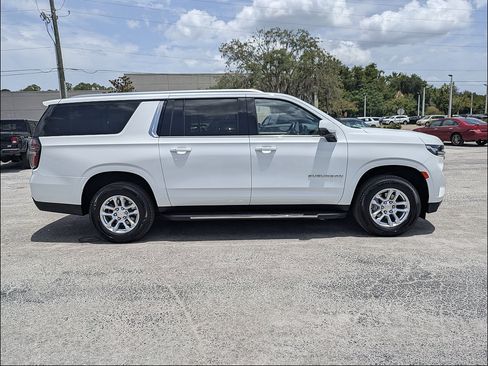 Used 2024 Chevrolet Suburban LT w/ Luxury Package AWD/4WD image 3