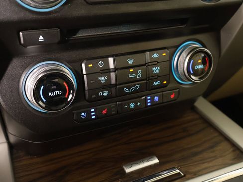 Used 2018 Ford F150 Lariat w/ Equipment Group 502A Luxury AWD/4WD image 8