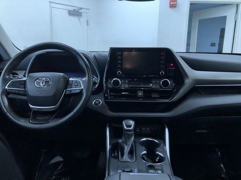 Used 2022 Toyota Highlander XLE image 17