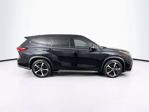 Used 2022 Toyota Highlander XSE FWD image 10