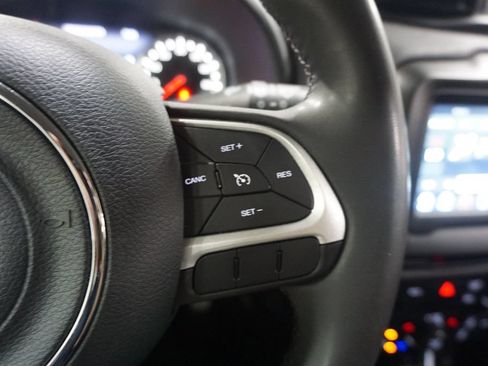 Used 2021 Jeep Renegade Latitude FWD image 9
