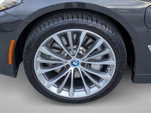 Used 2023 BMW 530e w/ Premium Package image 25