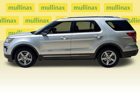 Used 2018 Ford Explorer XLT w/ Equipment Group 202A FWD image 11