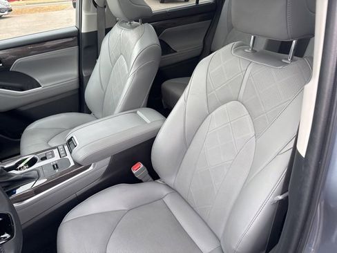 Used 2022 Toyota Highlander Platinum image 22