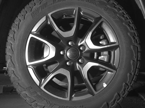 Used 2025 Jeep Compass Trailhawk image 13