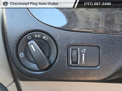 Used 2018 Dodge Grand Caravan SE w/ UConnect Hands-Free Group image 9