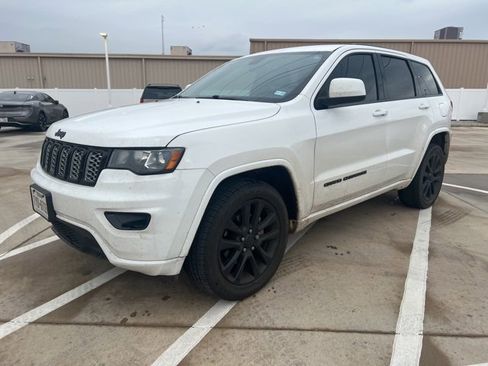 Used 2017 Jeep Grand Cherokee Altitude image 1