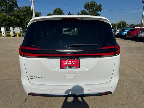 Used 2023 Chrysler Pacifica Touring-L FWD image 4