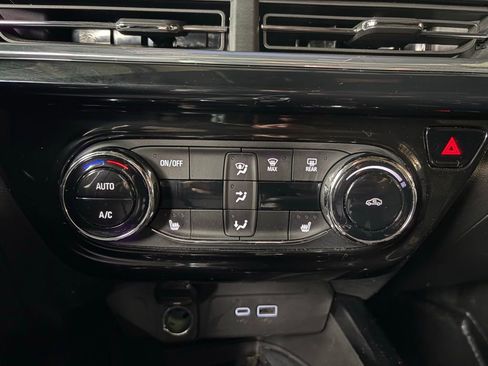 Used 2024 Chevrolet Trax RS w/ Sunroof Package FWD image 34