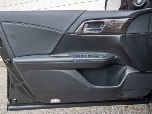 Used 2017 Honda Accord Touring image 9