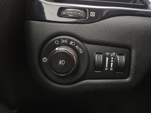 Used 2020 Jeep Cherokee Latitude Plus AWD/4WD image 23