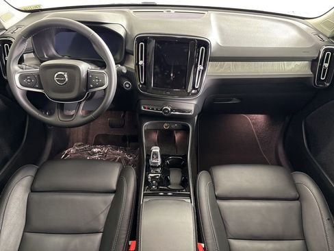Used 2025 Volvo XC40 B5 Plus image 12
