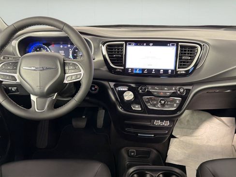 Used 2025 Chrysler Pacifica Select FWD image 15