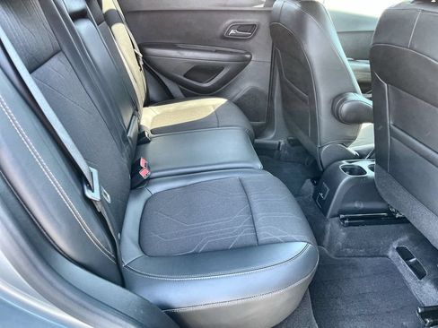 Used 2022 Chevrolet Trax LT w/ LT Convenience Package AWD/4WD image 25