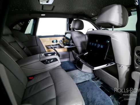 Used 2025 Rolls-Royce Phantom Sedan image 29