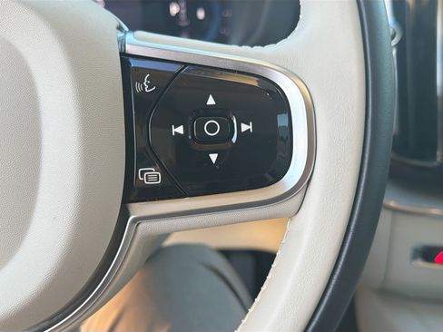 Used 2025 Volvo XC60 B5 Ultra w/ Climate Package image 38